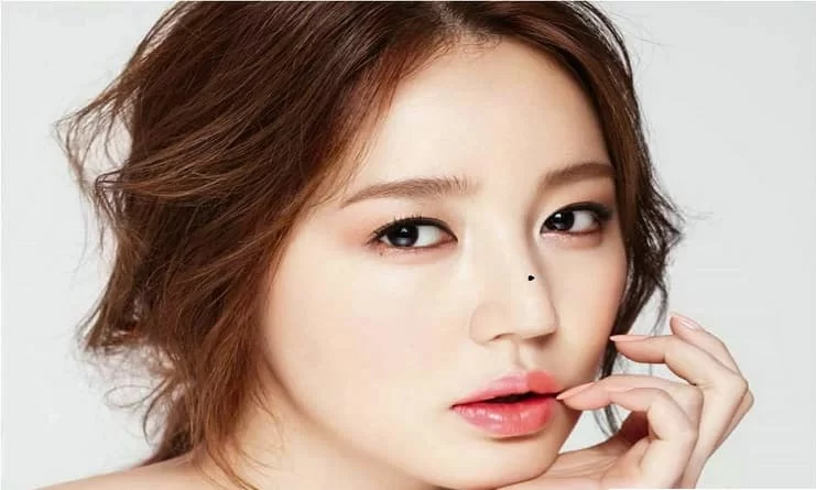  2. Nốt ruồi trên mũi: Trong Nhân tướng học, những nốt ruồi không chỉ đơn thuần là dấu hiệu của thời gian mà còn được cho là những điểm sáng phản ánh vận mệnh và tài lộc của mỗi người. 