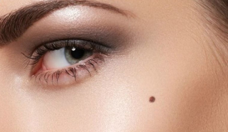  5. Nốt ruồi trên má: Trong Nhân tướng học, nốt ruồi không chỉ là dấu hiệu của vẻ đẹp bí ẩn mà còn ẩn chứa những ý nghĩa sâu sắc về vận mệnh của mỗi người. 