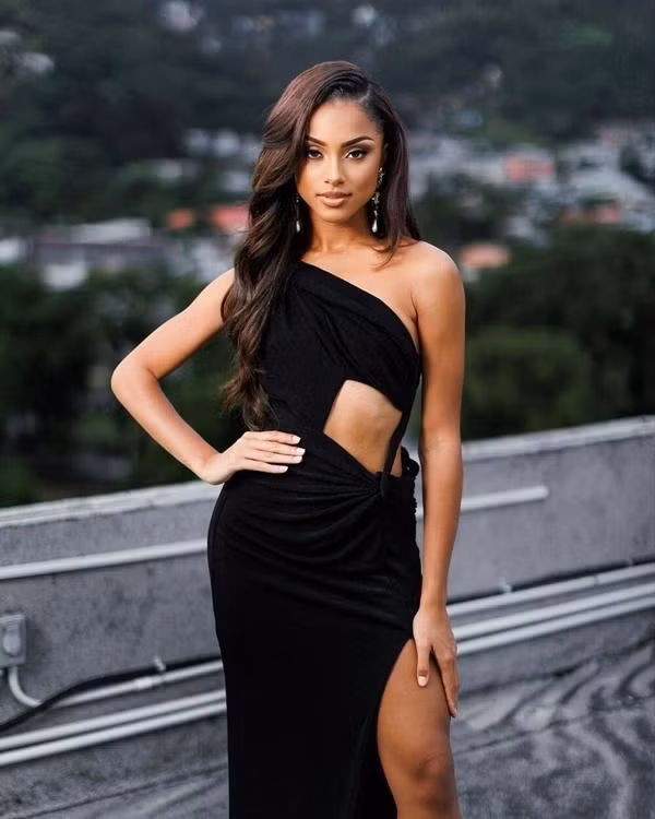 Ache tốt nghiệp ĐH St. Joseph’s Convent và đã hoàn thành chương trình tại trường Diễn xuất Identity ở Luân Đôn (Anh).