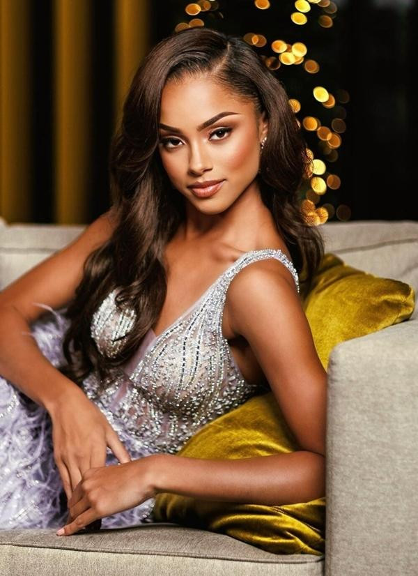 che Abrahams năm nay 24 tuổi hiện là giám đốc tiếp thị truyền thông xã hội và là diễn giả nổi tiếng. Cô cũng tham vọng trở thành người dẫn chương trình truyền hình.