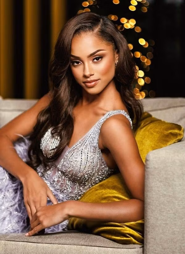 Ache Abrahams năm nay 24 tuổi hiện là giám đốc tiếp thị truyền thông xã hội và là diễn giả nổi tiếng. Cô cũng tham vọng trở thành người dẫn chương trình truyền hình.