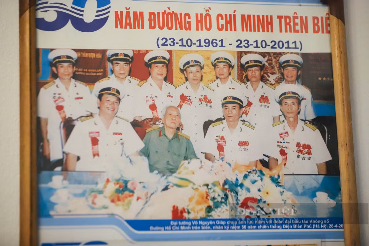 Trong ngôi nhà nhỏ của ông chứa đựng những tư liệu lịch sử vô giá về người lính chiến đấu trên những "con tàu không số" huyền thoại vượt đường Hồ Chí Minh trên biển, chi viện cho chiến trường miền Nam.