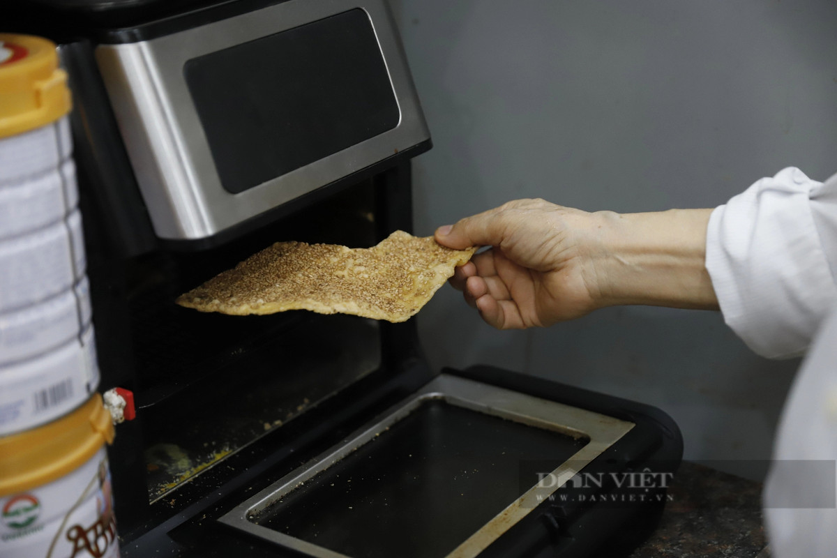 Ngoài đam mê viết sách lịch sử, ông cũng thường xuyên phụ giúp người vợ của mình việc nội trợ và nấu những món ăn dân dã như ngô, khoai, bánh đa...