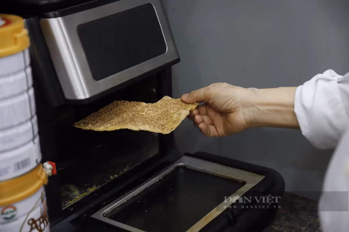 Ngoài đam mê viết sách lịch sử, ông cũng thường xuyên phụ giúp người vợ của mình việc nội trợ và nấu những món ăn dân dã như ngô, khoai, bánh đa...