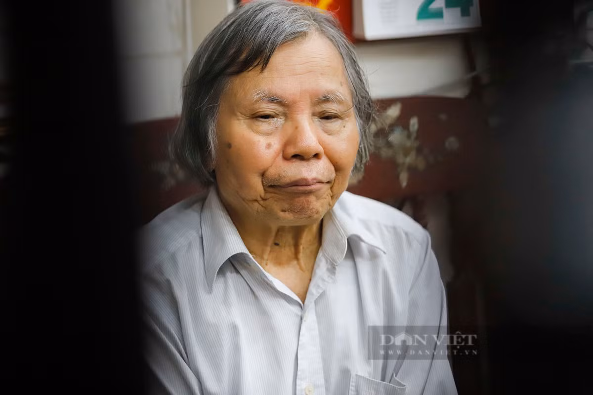 Chia sẻ về kỷ niệm đặc biệt trên những chuyến "tàu không số", PGS, TS. Cao Văn Liêm bồi hồi kể lại có lần, đoàn tàu của chúng tôi vào vùng biển Vũng Rô (Tuy Hòa) để vận chuyển vũ khí, nhưng do vào muộn, chuyển chưa hết vũ khí thì trời sáng, tàu của Mỹ - Ngụy bắt đầu đi tuần tra, chúng tôi phải di chuyển vào dãy đá ven biển để ngụy trang và đưa thủy thủ lên bờ để tránh. Tuy nhiên, ở khu vực này có một viên sĩ quan Ngụy rất hay dùng trực thăng bay lượn, hắn thuộc làu địa hình và phát hiện tàu chúng tôi không phải là tàu đánh cá, đặc công ta đã phải đánh chìm tàu. Sau lần đó, Mỹ - Ngụy cảnh giác hơn và cứ thấy tàu lạ vào vùng biển là chúng bắn phá. "Đã từng có đoàn tàu 200 người hy sinh, thi hài phải nằm lại dưới biển. Sau này, chúng tôi phải thay đổi lộ trình, chỉ được đi từ cảng Hải Phòng vào Quảng Bình và chuyển hàng cho thanh niên xung phong chi viện cho chiến trường miền Nam theo đường Hồ Chí Minh trên bộ.