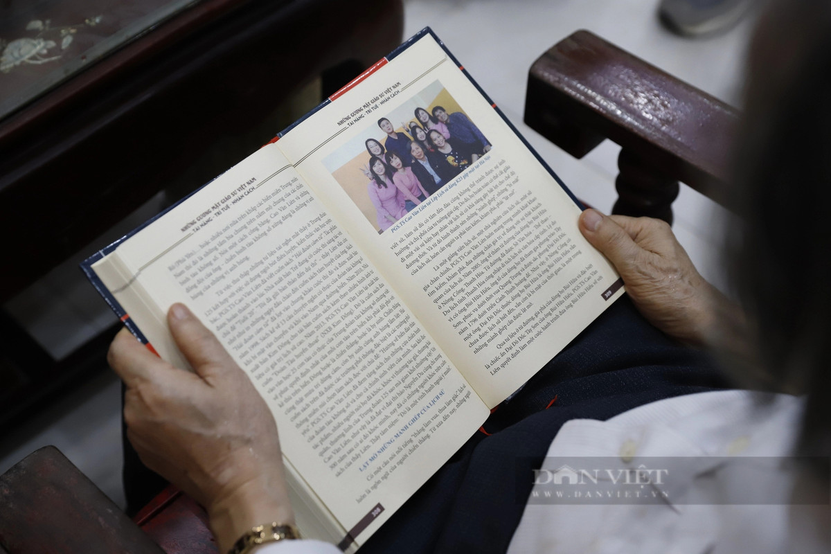 Kết thúc chiến tranh, ông được Trung tướng Phạm Ngọc Mậu ký quyết định về dạy lịch sử cho Bộ tư lệnh Thủ đô. "Tôi chủ yếu dạy cho các sĩ quan và thương binh đi miền Nam trở về chưa tốt nghiệp đại học. Sau đó, tôi ra quân và giảng dạy ở đại học sư phạm Thái Nguyên từ tháng 1/1977. Đến tháng 9/1982, tôi đi Liên Xô làm nghiên cứu sinh tại đại học Tổng hợp Lê-nin. Năm 1992 tôi về giảng dạy tại Học viện Báo chí và Tuyên truyền cho đến 2016 thì nghỉ hưu. Từ đó đến nay, tôi tích lũy tư liệu, viết sách nghiên cứu về lịch sử, báo chí", PGS, TS. Cao Văn Liêm nhớ lại.