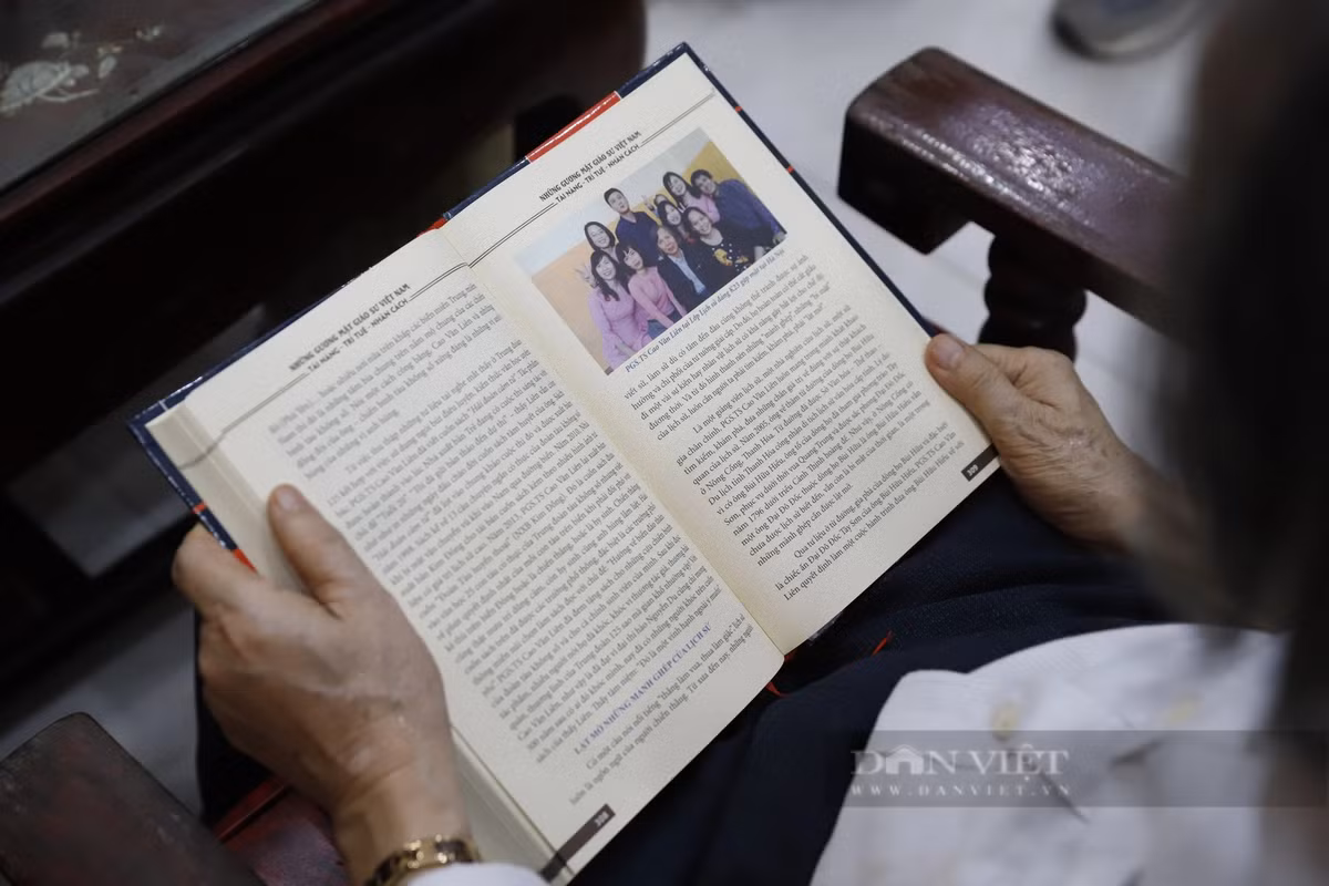 Kết thúc chiến tranh, ông được Trung tướng Phạm Ngọc Mậu ký quyết định về dạy lịch sử cho Bộ tư lệnh Thủ đô. "Tôi chủ yếu dạy cho các sĩ quan và thương binh đi miền Nam trở về chưa tốt nghiệp đại học. Sau đó, tôi ra quân và giảng dạy ở đại học sư phạm Thái Nguyên từ tháng 1/1977. Đến tháng 9/1982, tôi đi Liên Xô làm nghiên cứu sinh tại đại học Tổng hợp Lê-nin. Năm 1992 tôi về giảng dạy tại Học viện Báo chí và Tuyên truyền cho đến 2016 thì nghỉ hưu. Từ đó đến nay, tôi tích lũy tư liệu, viết sách nghiên cứu về lịch sử, báo chí", PGS, TS. Cao Văn Liêm nhớ lại.