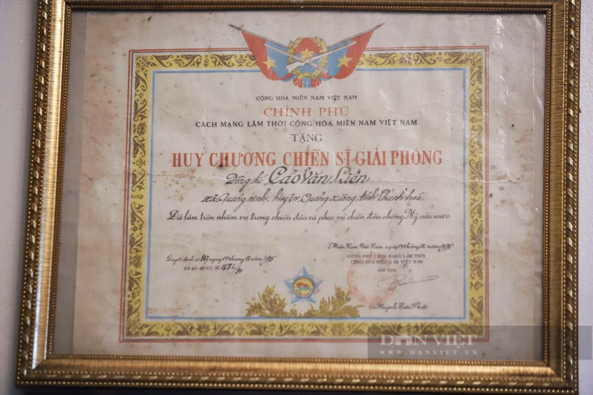 Ông vinh dự được Chính phủ Cách mạng lâm thời Cộng hòa miền Nam Việt Nam tặng huy chương chiến sĩ giải phóng.