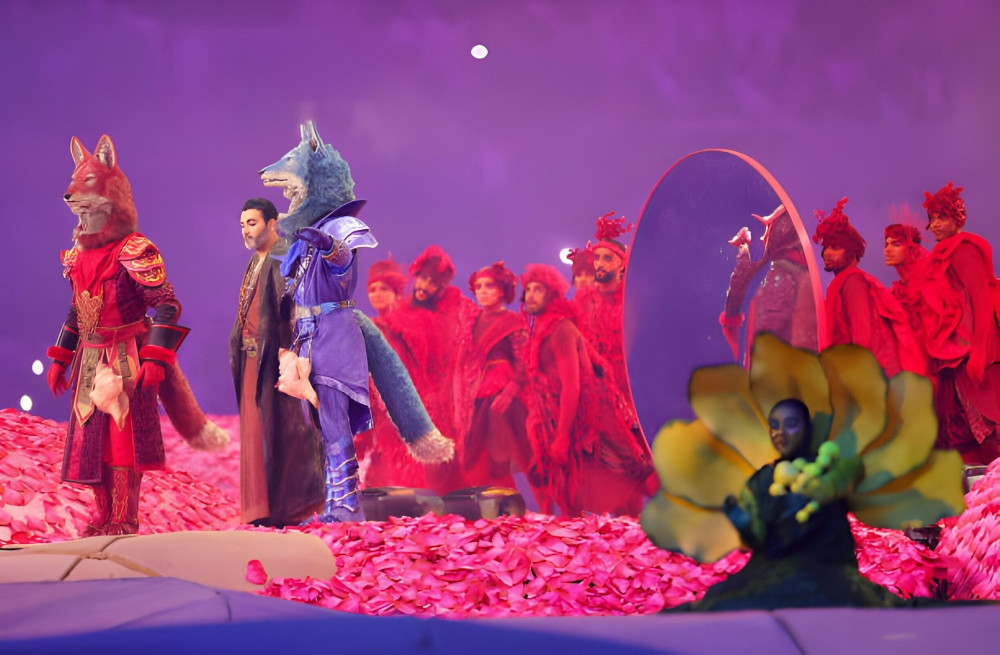 Xuyên suốt lễ khai mạc là câu chuyện về Kelileh và Demneh, 2 chú chó rừng trong thần thoại Arab.