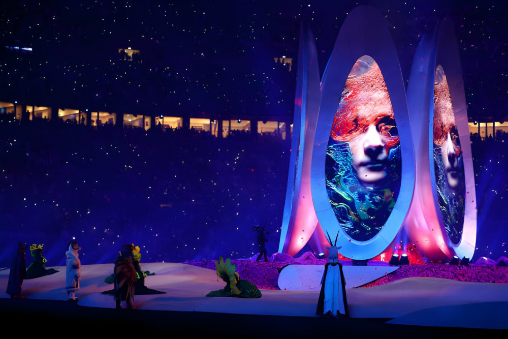 Bên cạnh câu chuyện chính là những màn trình diễn ánh sáng ấn tượng.