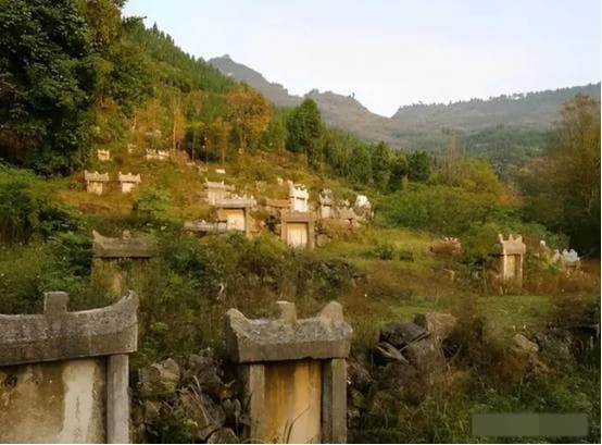 Nhiều người có thể không hiểu câu này nhưng nếu áp dụng vào thực tế thì có thể hiểu được. Chẳng hạn, chúng ta có thể tưởng tượng rằng chúng ta rất thoải mái ở một nơi nào đó và rất hòa hợp với người thân, bạn bè và hàng xóm, nhưng một ngày nọ, chúng ta đột nhiên được thông báo rằng chúng ta phải chuyển đi nơi khác. Bạn sẽ cảm thấy thế nào trong tình huống như thế này? Sẽ cảm thấy khó chịu? Người đã khuất cũng có thể trở nên tức giận sau khi bị quấy rầy.