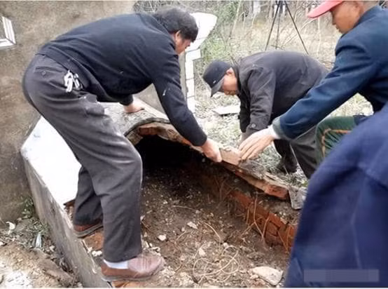 Nhưng dù lý do là gì thì chúng ta cũng cần hiểu rằng việc di dời mộ không phải là chuyện đơn giản, bởi mộ không chỉ là nơi an nghỉ cuối cùng của người đã khuất mà còn là chỗ dựa tinh thần của gia đình. Những người lớn tuổi thường nói thế này: “Hãy chôn cất bình yên”.