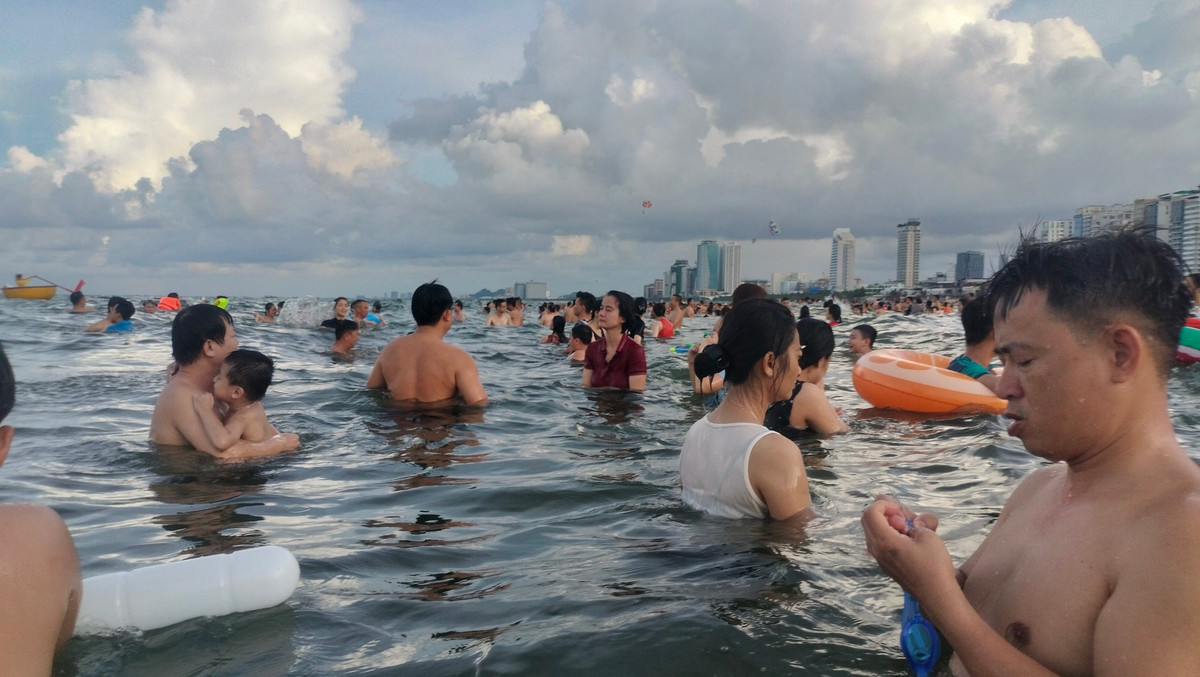 Ngâm mình trong làn nước mát lành trong biển sớm là trải nghiệm khó quên khi đến Đà Nẵng.