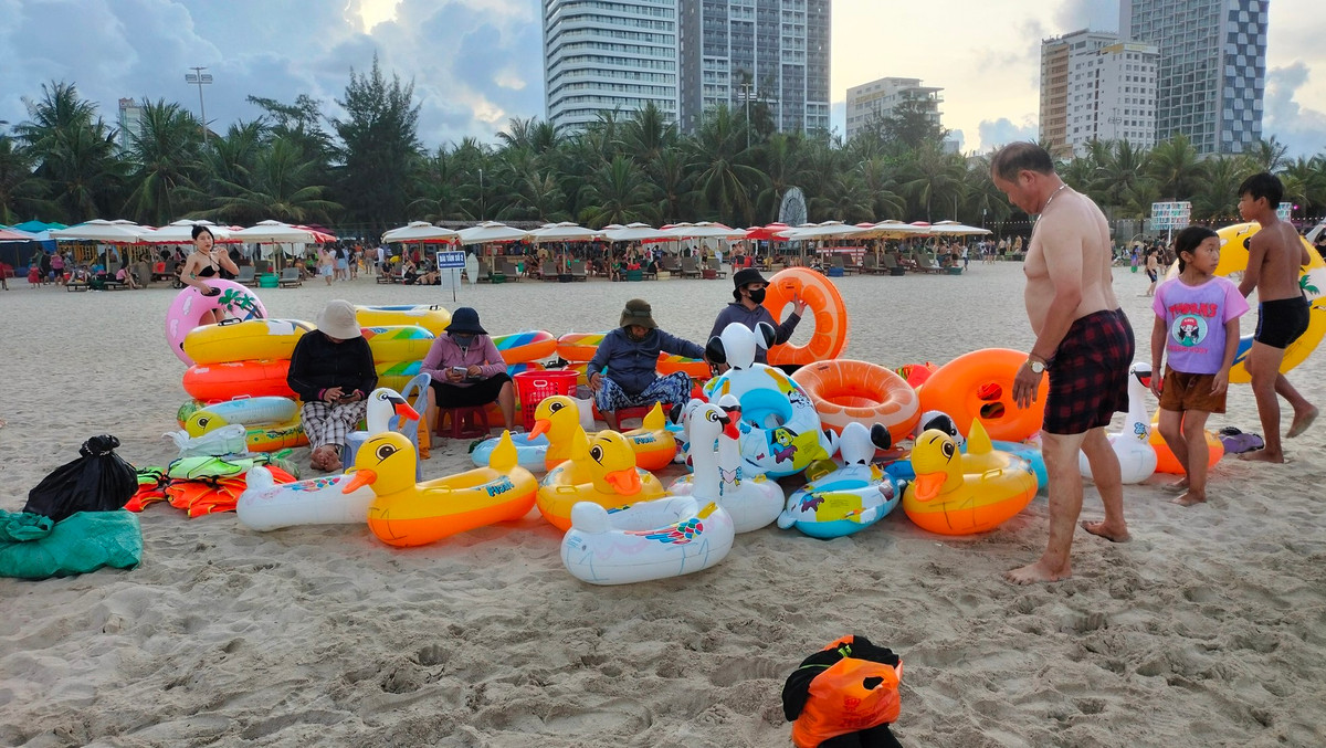 Dịch vụ cho thuê phao tắm trên bãi biển Mỹ Khê đắt khách từ sáng sớm.