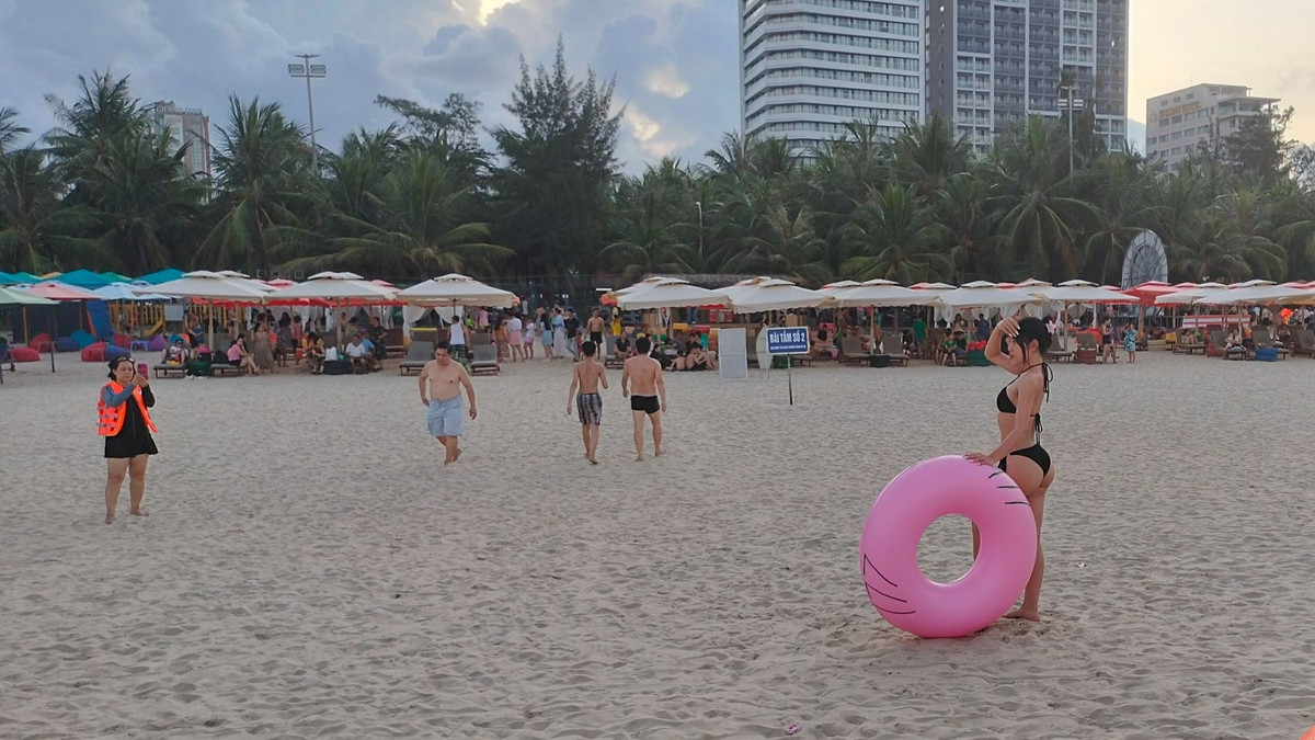 Bãi biển sạch đẹp, thân thiện và an toàn, du khách thỏa thích thả dáng, lưu lại kỷ niệm đẹp.