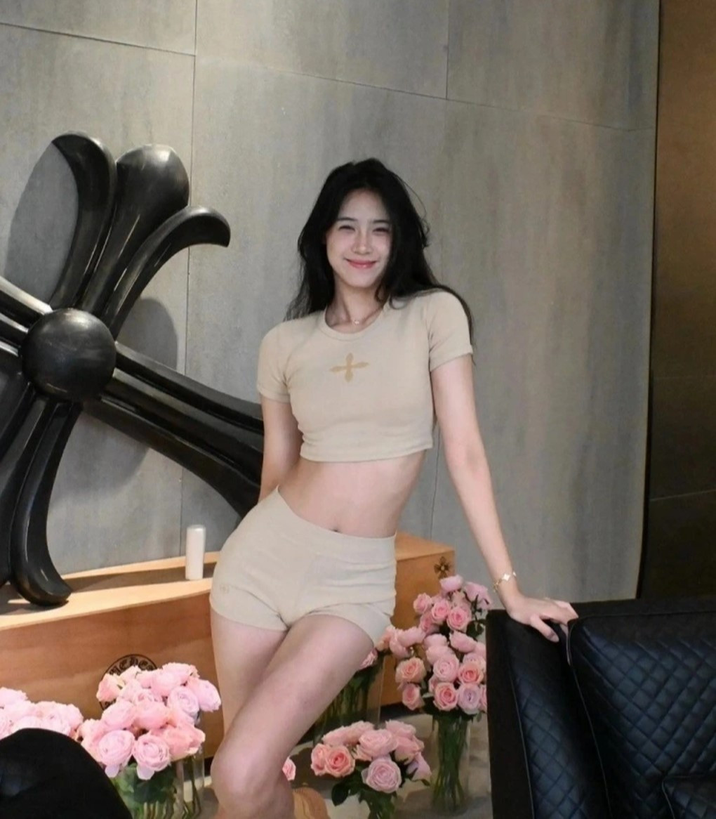 Dù mới 21 tuổi nhưng Zhuo Shi sở hữu chiều cao vượt trội lên đến 1m90, nữ trung phong xinh đẹp của đội tuyển bóng rổ nữ Trung Quốc đang trở thành "hot search" của cư dân mạng khi bị khui danh tính, lộ diện loạt ảnh đời thường siêu cuốn hút. Zhuo Shi sinh năm 2003, tuy chưa phải là nhân vật nòng cốt trong đội nhưng cô nàng vẫn cố gắng cống hiến hết mình, nỗ lực thể hiện bản lĩnh mỗi khi cô thi đấu. Zhuo Shi cũng thu hút nhiều sự chú ý của khán giả.