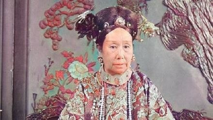 Doi ngu vu em phuc vu Tu Hi Thai hau co so phan bi tham