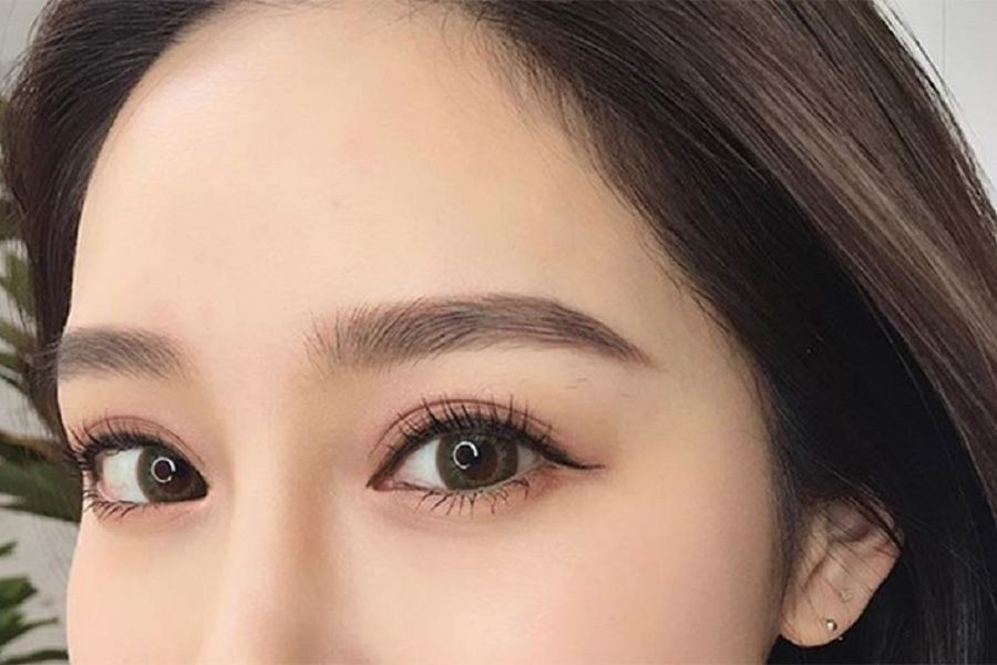  Tướng lông mày này chủ về tài lộc dồi dào, báo hiệu người sở hữu dễ ăn nên làm ra, thành đạt và gặt hái được nhiều thành công về tiền bạc. Lông mày cao chỉ khoảng cách rộng giữa lông mày và mắt, đại diện cho nền tảng tốt đẹp của tổ tiên, đồng thời cũng đại diện cho trái tim rộng mở. 