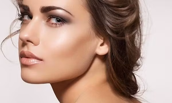 Mũi nhỏ và gò má dày: Khoảng cách 2 cánh mũi nếu nhỏ hơn 1/3 bề ngang trực diện khuôn mặt thì là mũi nhỏ về độ rộng. Người sở hữu tướng mũi này thường có quý nhân trong công việc. Về cơ bản họ thường có ít bạn bè và các mối quan hệ hơn người có tướng mũi to nhưng nếu sống lương thiện thì lộc lá cũng không thua kém ai. 