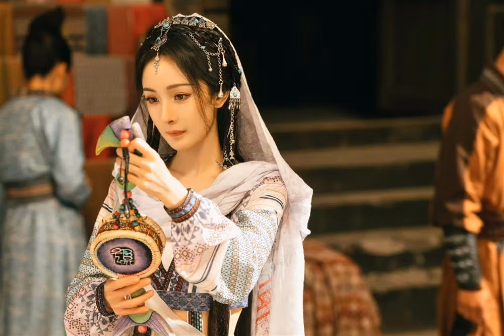 Duong Mich lo nhan sac chua qua chinh sua gay tranh cai-Hinh-4