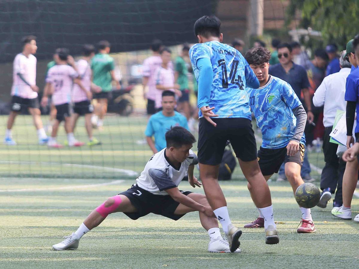 Trong khi đó, đồng đội của Duy Nhất là Lê Hoàng Đức thi đấu ở vị trí ala (chạy biên). Với tốc độ và kỹ thuật cao, Hoàng Đức thi đấu mạnh mẽ. không chỉ tấn công mà còn quyết liệt trong phòng ngự. Nhà vô địch muay Thái châu Á này chơi lùi phía sau để bọc lót cho Nguyễn Trần Duy Nhất ở tuyến trên.