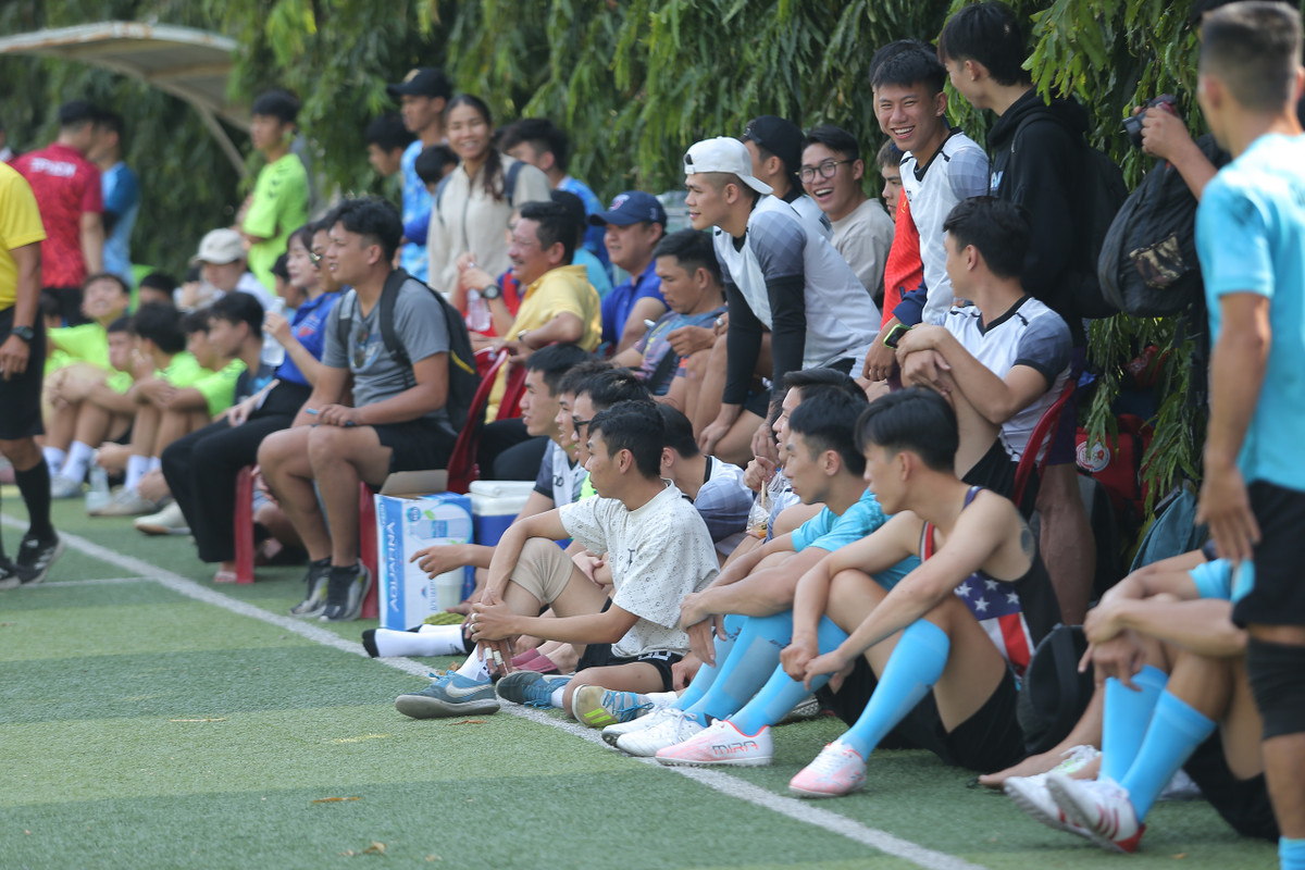 Giải đấu thu hút đông đảo các khán giả đến xem và cổ vũ cho các cầu thủ. Các trận đấu diễn ra hấp dẫn, đầy ắp tiếng cười.