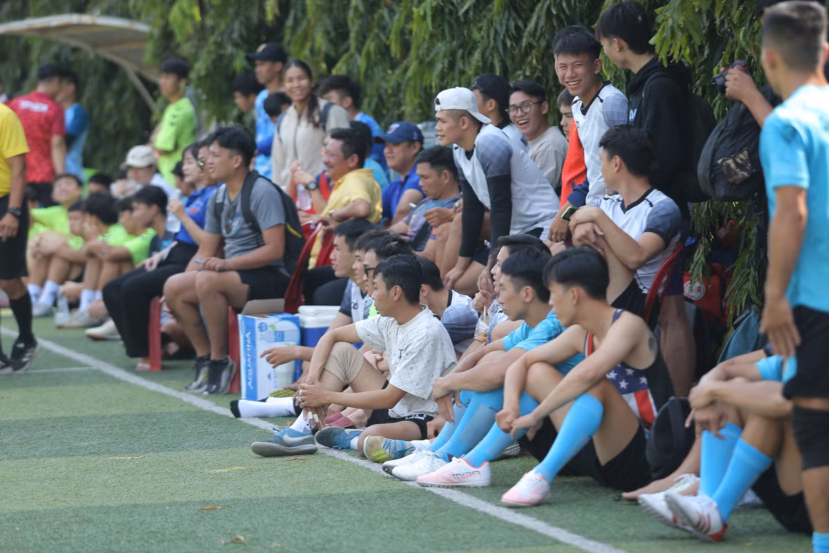 Giải đấu thu hút đông đảo các khán giả đến xem và cổ vũ cho các cầu thủ. Các trận đấu diễn ra hấp dẫn, đầy ắp tiếng cười.