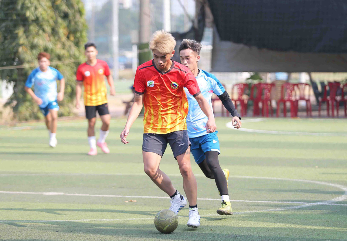 Trong khi đó, võ sĩ Nguyễn Thanh Liêm môn vovinam từng 2 lần vô địch thế giới và 2 lần vô địch SEA Games cũng sải những bước chân thoăn thoắt của mình trên sân bóng. Màn thể hiện của Liêm trên sân bóng xuất sắc không kém những gì anh thể hiện trong những trận đấu ở đấu trường quốc tế.