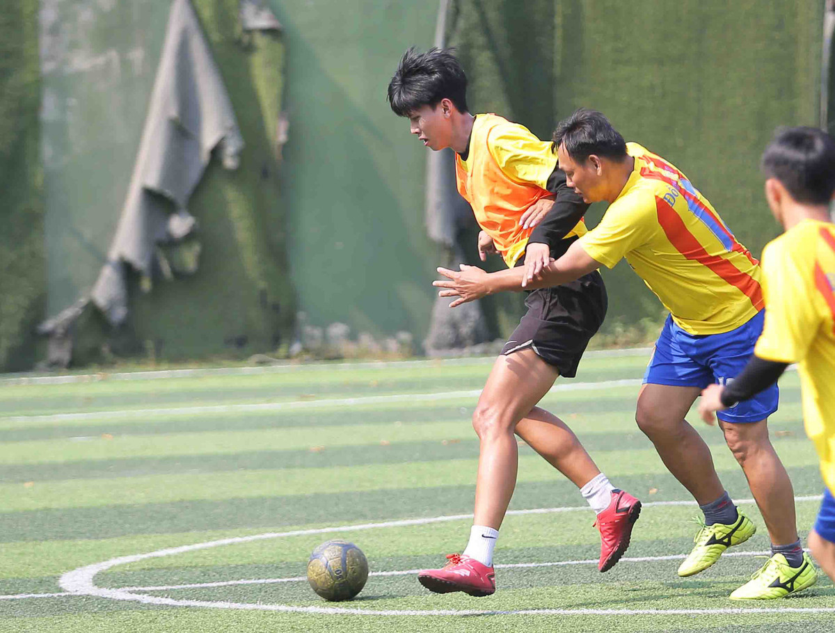 Không phải võ sĩ, nhưng với lợi thế tập luyện ở môn điền kinh, nhà vô địch trẻ thế giới nội dung nhảy cao - Cao Võ Ngọc Long cho thấy sự khác biệt trên sân bóng với những pha bứt tốc nhanh cùng những tình huống đi bóng thanh thoát. Long mang đến những đường bóng ảo diệu giúp đội điền kinh giành chiến thắng.