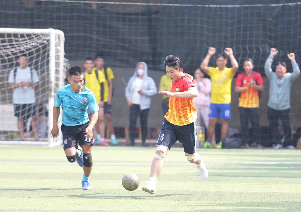 Vận đông viên giành chức vô địch thế giới nội dung Ngũ môn quyền môn vovinam - Nguyễn Tứ Cường cũng thể hiện sự lắt léo trên sân. Anh có những pha chạy chỗ thông minh để nhận những đường chuyền của đồng đội.