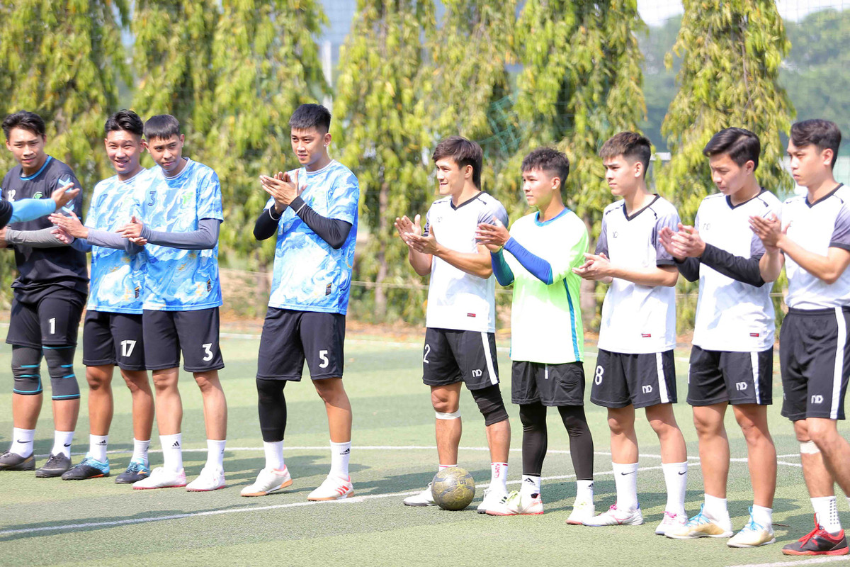 Giải bóng đá mini mừng Xuân Giáp Thìn do Trung tâm Huấn luyện và Thi đấu thể thao TP.HCM (quận 11, TP.HCM) tổ chức từ 26/1 - 29/1 thu hút 16 đội bóng là đại diện các môn thể thao ở trung tâm này tranh tài. Theo đó, giải đấu quy tu những vận động viên hàng đầu của TP.HCM ở các môn thể thao như: điền kinh, cầu lông, bóng ném, karatedo, vovinam, taekwondo, muay Thái...