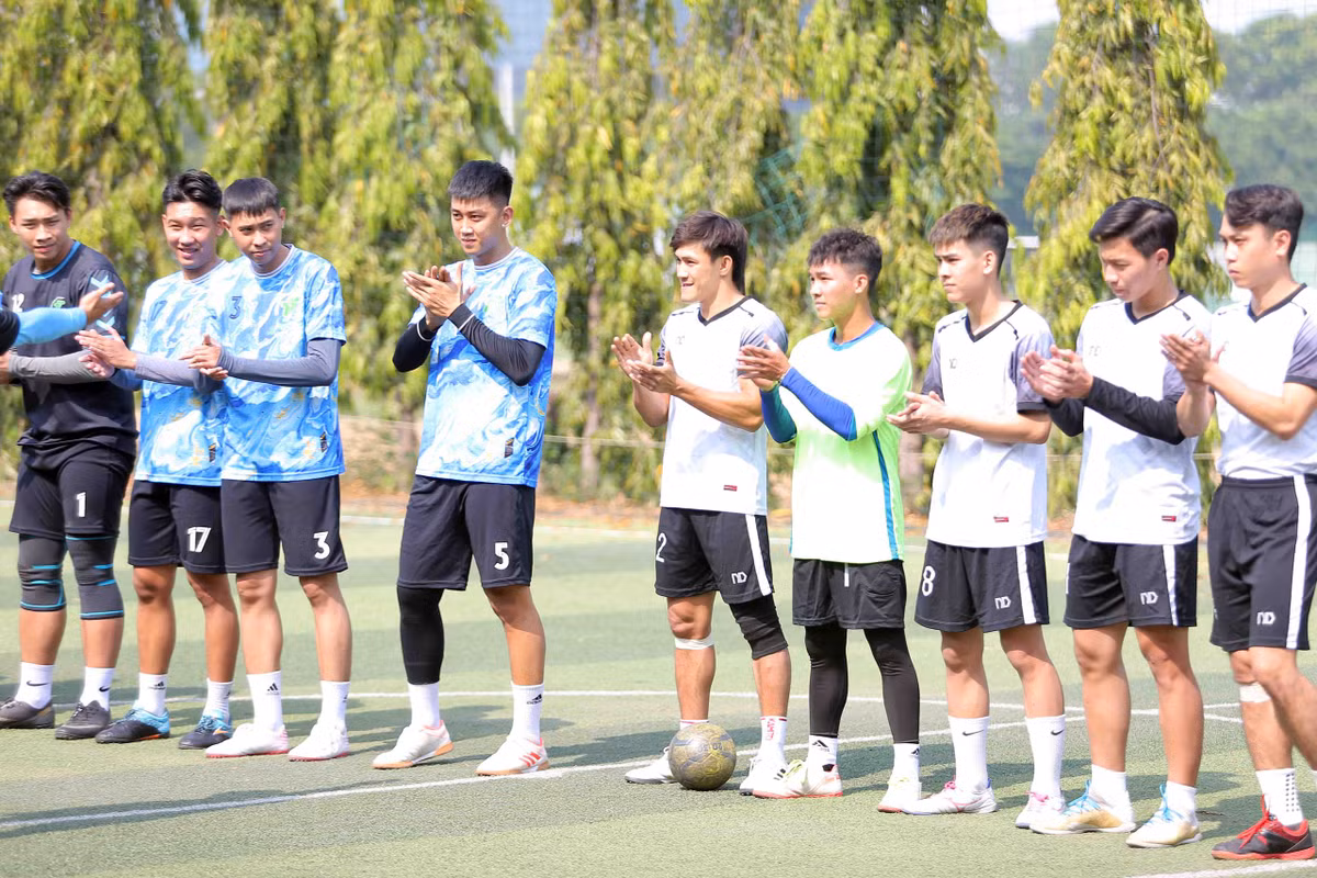 Giải bóng đá mini mừng Xuân Giáp Thìn do Trung tâm Huấn luyện và Thi đấu thể thao TP.HCM (quận 11, TP.HCM) tổ chức từ 26/1 - 29/1 thu hút 16 đội bóng là đại diện các môn thể thao ở trung tâm này tranh tài. Theo đó, giải đấu quy tu những vận động viên hàng đầu của TP.HCM ở các môn thể thao như: điền kinh, cầu lông, bóng ném, karatedo, vovinam, taekwondo, muay Thái...