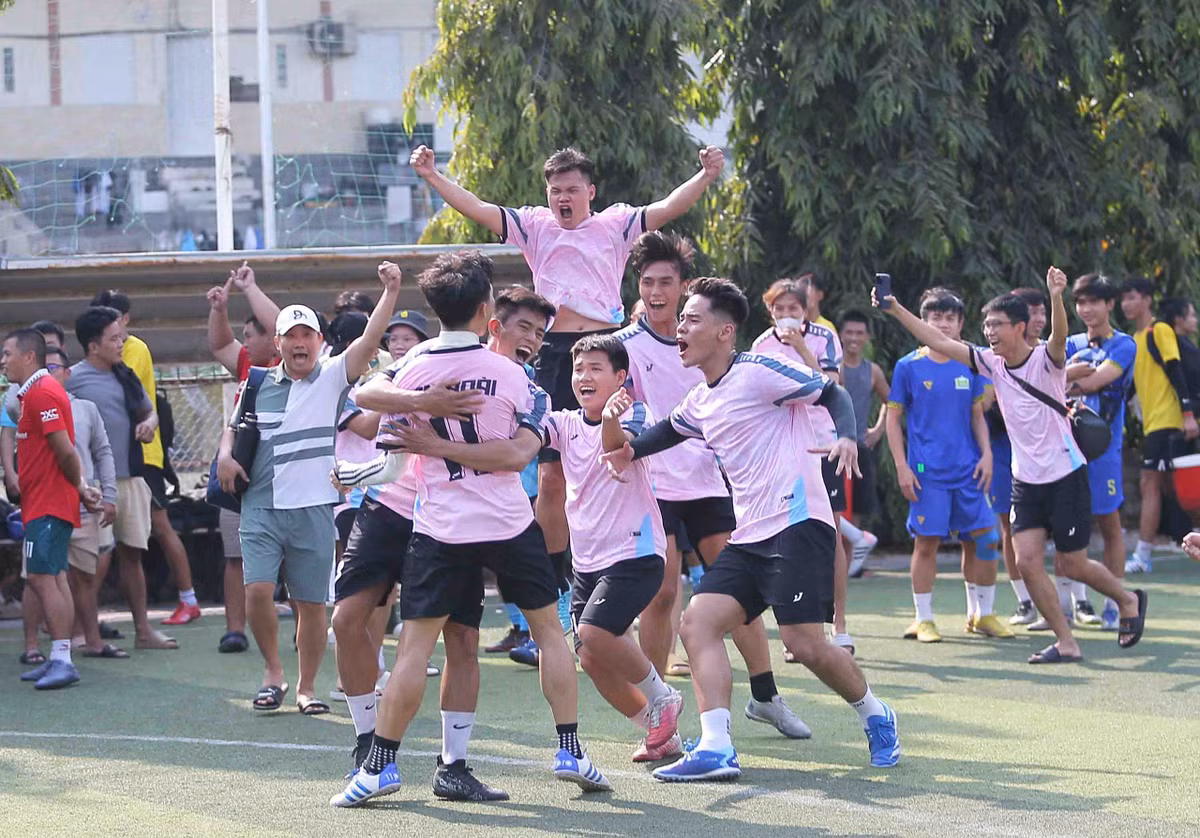 Niềm vui chiến thắng của các cầu thủ khi trận đấu kết thúc. Họ bùng nổ và ăn mừng tưng bừng còn hơn cả khi giành được huy chương ở các giải đấu võ thuật quốc gia, quốc tế. Giải đấu khép lại với chức vô địch thuộc về Nhà tập luyện thể thao Phú Thọ, hạng nhì là các vận động viên bộ môn thể hình, đồng hạng ba thuộc về đội vovinam và đội boxing.