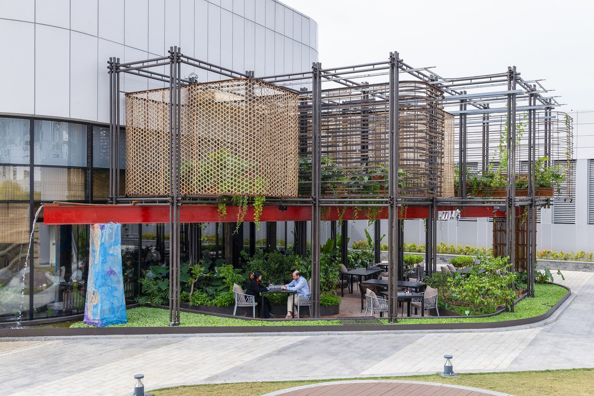 Đây là một nhà hàng đặc biệt nằm ở Tây Hồ (Hà Nội), dự án kết hợp các vật liệu mây, tre và tái chế. Dự án nhằm tôn vinh các kỹ năng thủ công truyền thống, đồng thời điều chỉnh chúng cho phù hợp với thị hiếu đương đại.