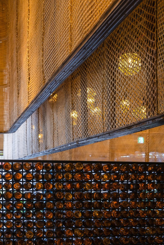 Các bức tường và vách ngăn được tạo nên từ chai thủy tinh cũ của nhà hàng.