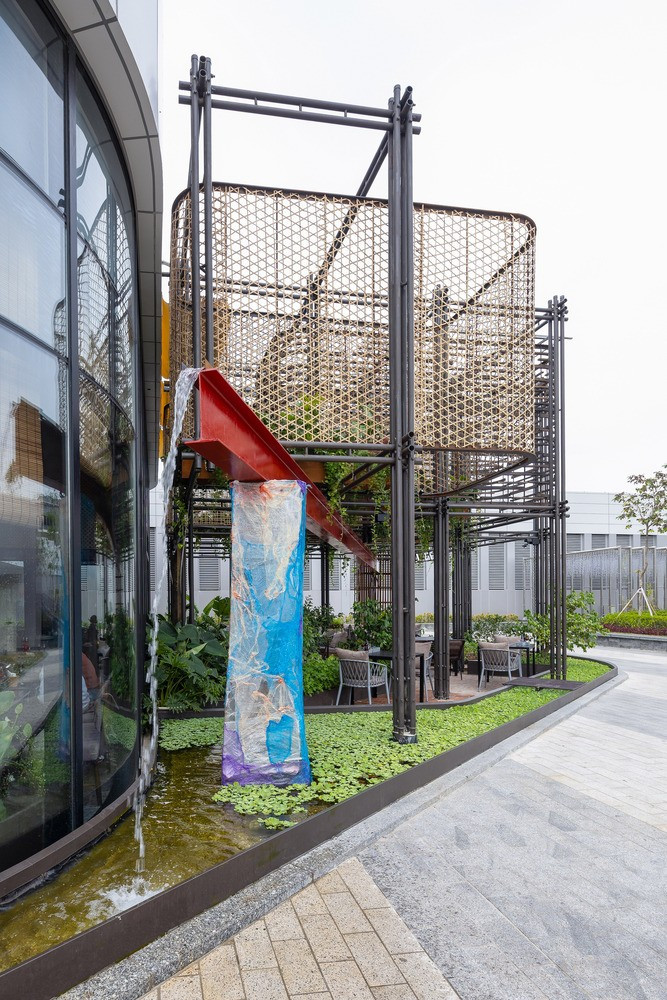 Bề mặt sàn được xây dựng bằng cách kết hợp nhiều vật liệu tái chế khác nhau từ chất thải xây dựng, chẳng hạn như gạch vụn và gạch đất nung vỡ.