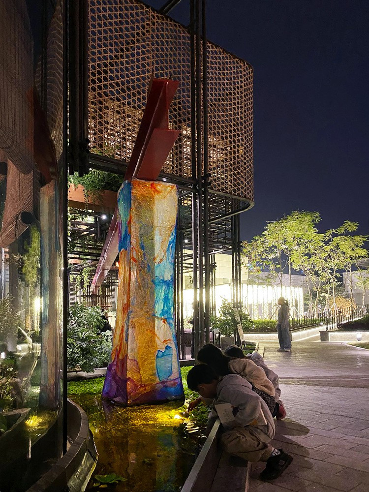 Dự án nhà hàng này là một ví dụ thuyết phục về cách thiết kế kiến trúc, không chỉ đáp ứng các yêu cầu về chức năng mà còn thu hút các giác quan. Dự án nhằm tôn vinh văn hóa địa phương và thúc đẩy tính bền vững, nhất là trong bối cảnh đô thị đang phát triển nhanh chóng hiện nay.