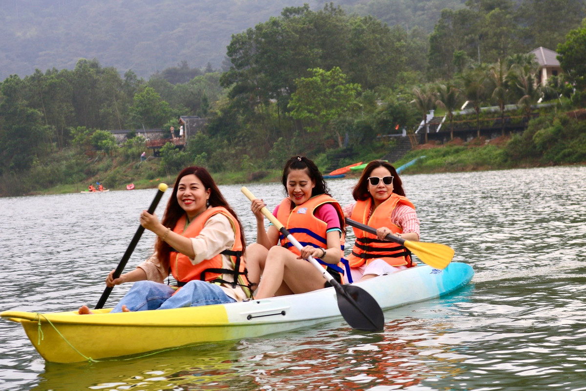 Anh Long cho biết, hồ Đồng Đò là một hồ nước sâu. Để đảm bảo an toàn nhà thuyền sẽ giới hạn số người trên một thuyền là không quá 3 người đối với người lớn và không quá 4 người nếu có cả trẻ em. Nhà thuyền sẽ dặn kỹ du khách luôn mặc áo phao và không được tự ý nhảy xuống thuyền trong quá trình chèo thuyền.