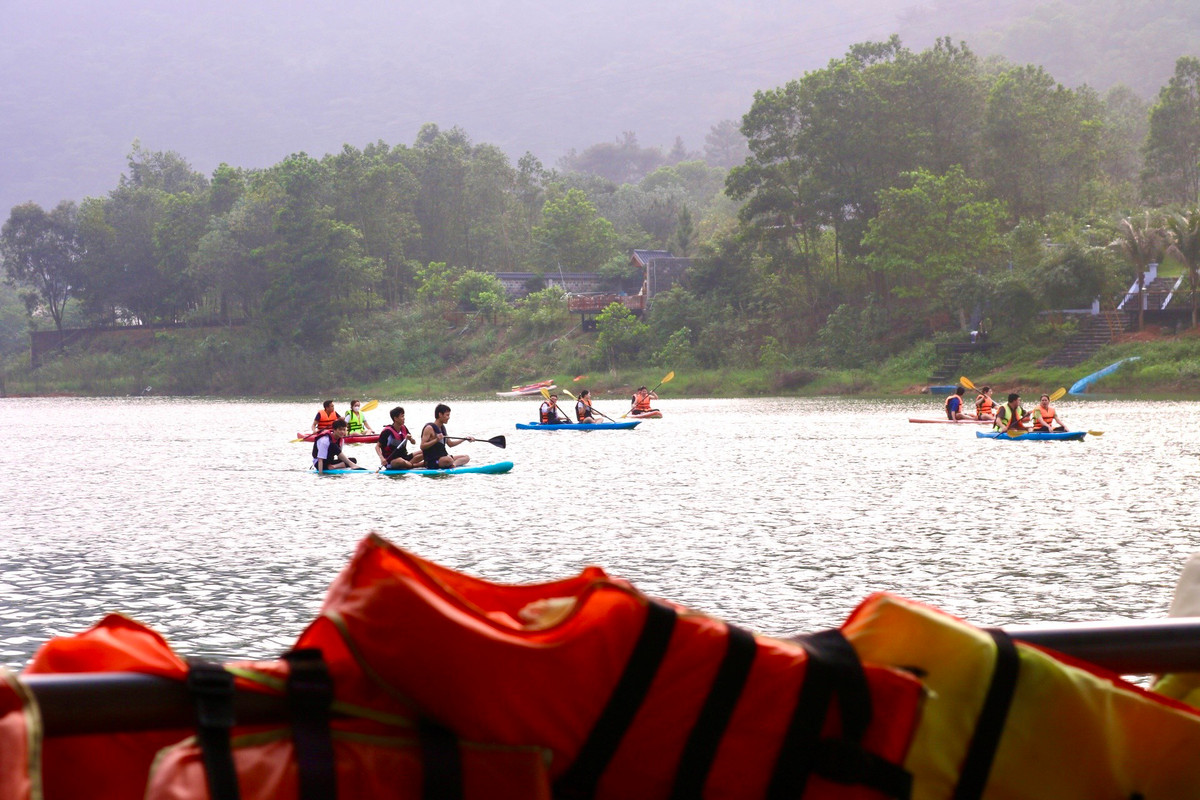 Anh Minh Long - một người làm dịch vụ cho thuê thuyền ở hồ Đồng Đò - cho biết: "Bình thường hồ Đồng Đò sẽ có khách du lịch quanh năm. Tuy nhiên bộ môn chèo thuyền thường sẽ được du khách chuộng hơn vào mùa hè. Khi trời bắt đầu hửng nắng, hoạt động chèo thuyền lại bắt đầu sôi động trở lại. Nhà tôi có khoảng 20-25 thuyền cho thuê trong đó có cả SUP và Kayak. Thuyền ở đây đều đồng giá 200.000 đồng/thuyền dành cho 2 người và không giới hạn thời gian, nếu chở quá 2 người thì mỗi người nhà thuyền sẽ tính thêm 50.000 đồng/người. Thông thường khách sẽ thích thuê SUP hơn vì nó nhẹ và dễ chèo".