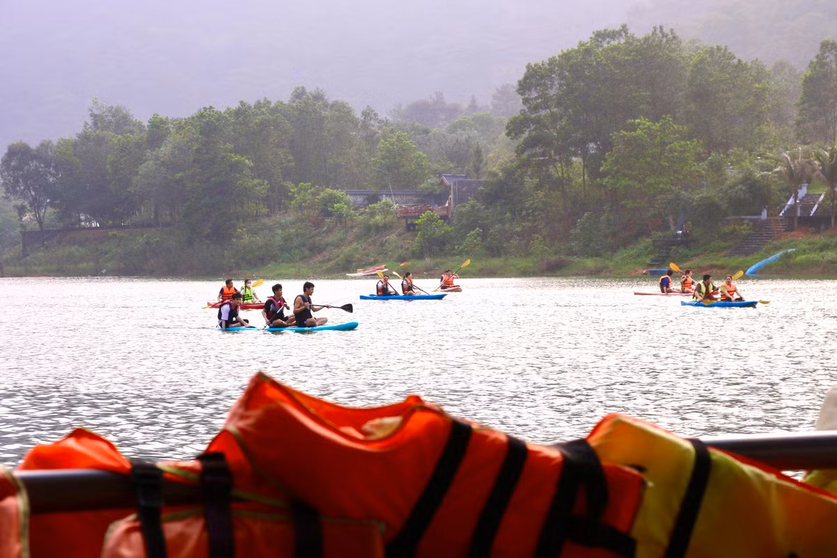 Anh Minh Long - một người làm dịch vụ cho thuê thuyền ở hồ Đồng Đò - cho biết: "Bình thường hồ Đồng Đò sẽ có khách du lịch quanh năm. Tuy nhiên bộ môn chèo thuyền thường sẽ được du khách chuộng hơn vào mùa hè. Khi trời bắt đầu hửng nắng, hoạt động chèo thuyền lại bắt đầu sôi động trở lại. Nhà tôi có khoảng 20-25 thuyền cho thuê trong đó có cả SUP và Kayak. Thuyền ở đây đều đồng giá 200.000 đồng/thuyền dành cho 2 người và không giới hạn thời gian, nếu chở quá 2 người thì mỗi người nhà thuyền sẽ tính thêm 50.000 đồng/người. Thông thường khách sẽ thích thuê SUP hơn vì nó nhẹ và dễ chèo".