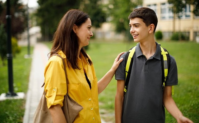 Phụ huynh không kiểm soát con: Trẻ cần thời gian để khám phá con đường riêng của chúng. Thời gian đầu, các em sẽ gặp khó khăn trong việc định hướng. Khi đó, cha mẹ không nên kiểm soát và buộc con phải làm theo ý người lớn. Kenneth Ginsburg, tác giả cuốn Building Resilience in Children and Teens, khuyên cha mẹ nên đóng vai trò là người hướng dẫn thay vì kiểm soát trẻ. Nói cách khác, cha mẹ nên tìm hiểu con muốn gì, yêu thích điều gì, từ đó hỗ trợ con phát triển đam mê đó. Được theo đuổi điều mình muốn, trẻ sẽ hạnh phúc và hoàn thiện bản thân tốt hơn.