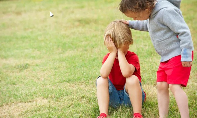 Phụ huynh dạy con biết giúp đỡ người khác: Joan Kleppinger Harrison, mẹ của CEO Scott Harrison, cho rằng sự thành công của con trai là nhờ nền tảng nuôi dạy bà đặt ra từ sớm, dựa trên tinh thần cộng đồng, tính kỷ luật và làm việc chăm chỉ. Khi còn là học sinh tiểu học, Scott Harrison đã được mẹ hướng dẫn phân loại quần áo, sách vở và đồ chơi để tặng cho những người bạn khó khăn hơn. Những hành động tương thân tương ái giúp đứa trẻ hình thành trái tim ấm áp, từ đó có nhận thức sớm về các vấn đề của người khác.Theo người mẹ, nhận thức này giúp trẻ biết đặt ra những câu hỏi liên quan kinh doanh như "mọi chuyện có nên phát triển theo hướng này?", "làm thế nào để xây dựng theo hướng tốt hơn?".