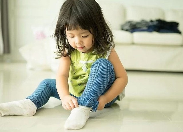 Phụ huynh để con tự lập từ bé: Bà Esther Wojcicki, mẹ của hai doanh nhân người Mỹ Susan và Anne Wojcicki, cho biết bí quyết dạy con thành công của bà là để con tự lập từ sớm. Sự tự lập giúp Susan và Anne có cảm giác tự do, tự tin và cư xử có trách nhiệm hơn những đứa trẻ khác. Khảo sát của ĐH Harvard cũng cho thấy 85% doanh nhân thành đạt đều có tính tự lập từ nhỏ. Những người này có tính cách độc lập, nắm bắt tình hình chuẩn xác, biết đưa ra quyết định đúng đắn.