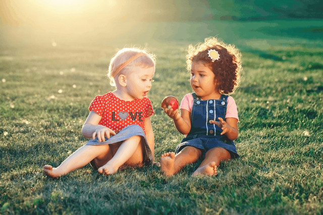 Phụ huynh dạy con các kỹ năng xã hội: Trong 1 cuộc nghiên cứu của Đại học Bang Pennsylvania và Đại học Duke của Mỹ, trong đó theo dõi những đứa trẻ từ khi chúng còn học mẫu giáo cho đến tuổi 25, các nhà khoa học đã tìm thấy mối liên hệ lớn giữa những kỹ năng xã hội được dạy khi các em còn nhỏ và thành công khi chúng trưởng thành. Cụ thể, những đứa trẻ 5 tuổi biết giúp đỡ và thấu hiểu cảm xúc của người khác cũng như có các kỹ năng giải quyết vấn đề sẽ có khả năng lấy được bằng đại học và có công việc toàn thời gian trước tuổi 25 cao hơn.