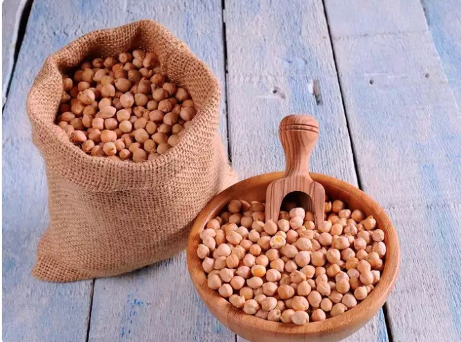 Đậu xanh: Đậu xanh chứa nhiều protein, chất xơ và Các chất dinh dưỡng cần thiết khác như kẽm, là sự bổ sung tuyệt vời cho chế độ ăn hàng ngày. Thực phẩm này cũng tăng cường khả năng miễn dịch một cách tự nhiên. Đậu xanh nấu chín có khoảng 1,53 mg kẽm trên 100 gam.