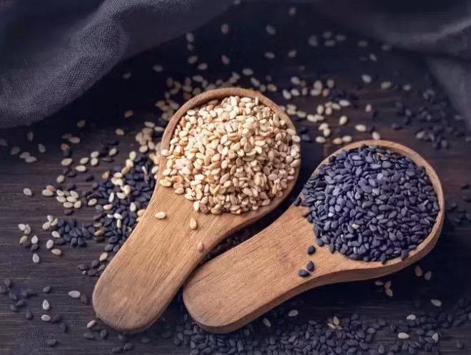 Hạt mè: Hạt vừng rất giàu protein và khoáng chất tự nhiên như kẽm, canxi, chất xơ giúp tăng cường khả năng miễn dịch và sức khỏe tổng thể một cách tự nhiên. Hạt vừng có khoảng 10,23 mg kẽm trên 100 gam khẩu phần.