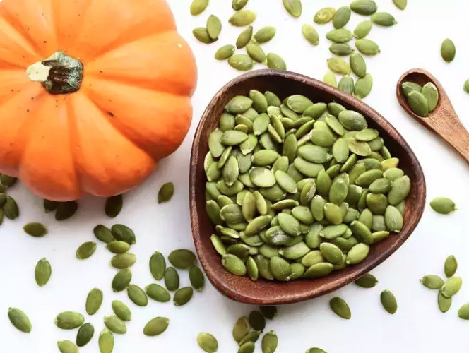 Hạt bí ngô: Hạt bí ngô là một trong những nguồn cung cấp protein và kẽm từ thực vật phong phú nhất, giúp cải thiện sức đề kháng của cơ thể một cách tự nhiên và hỗ trợ sức khỏe tổng thể của tế bào. Hạt bí ngô có khoảng 7,64 mg kẽm trên 100 gram.