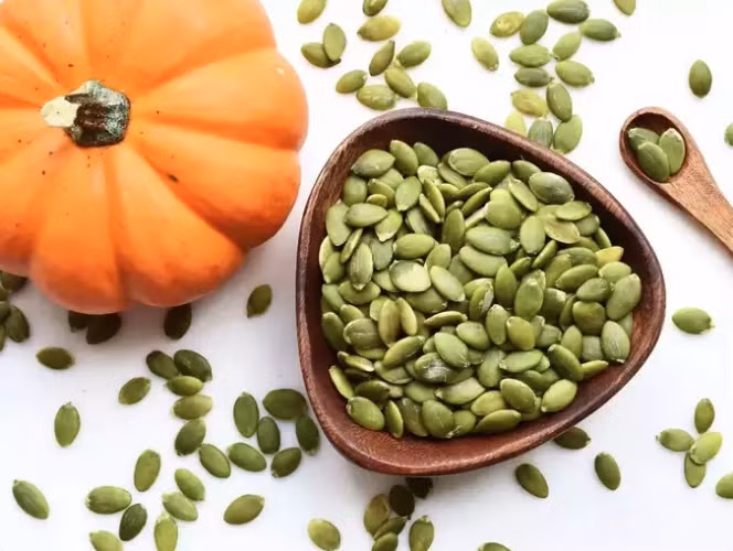 Hạt bí ngô: Hạt bí ngô là một trong những nguồn cung cấp protein và kẽm từ thực vật phong phú nhất, giúp cải thiện sức đề kháng của cơ thể một cách tự nhiên và hỗ trợ sức khỏe tổng thể của tế bào. Hạt bí ngô có khoảng 7,64 mg kẽm trên 100 gram.