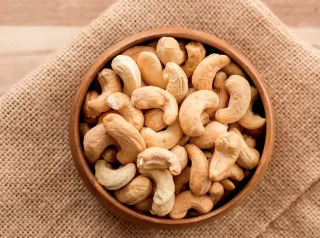 Hạt điều: Hạt điều là một trong những loại hạt được yêu thích nhất, không chỉ ngon mà còn được biết đến với lượng kẽm cao. Do đó đây là thực phẩm tuyệt vời cho chế độ ăn uống hàng ngày. Hạt điều rang và không ướp muối có khoảng 5,6 mg kẽm trên 100 gam.