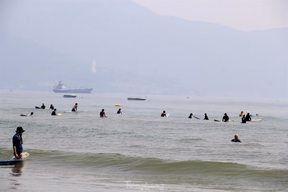 Trong dịp lễ này, Đà Nẵng tổ chức hàng loạt các hoạt động trên biển như đua thuyền Sup, trình diễn thể thao biển, giải bơi biển... Đứng từ biển có thể nhìn ngắm bán đảo Sơn Trà với tượng phật Quan Thế Âm phía xa. Trong ảnh: Môt nhóm du khách nước ngoài luyện tập lướt ván.